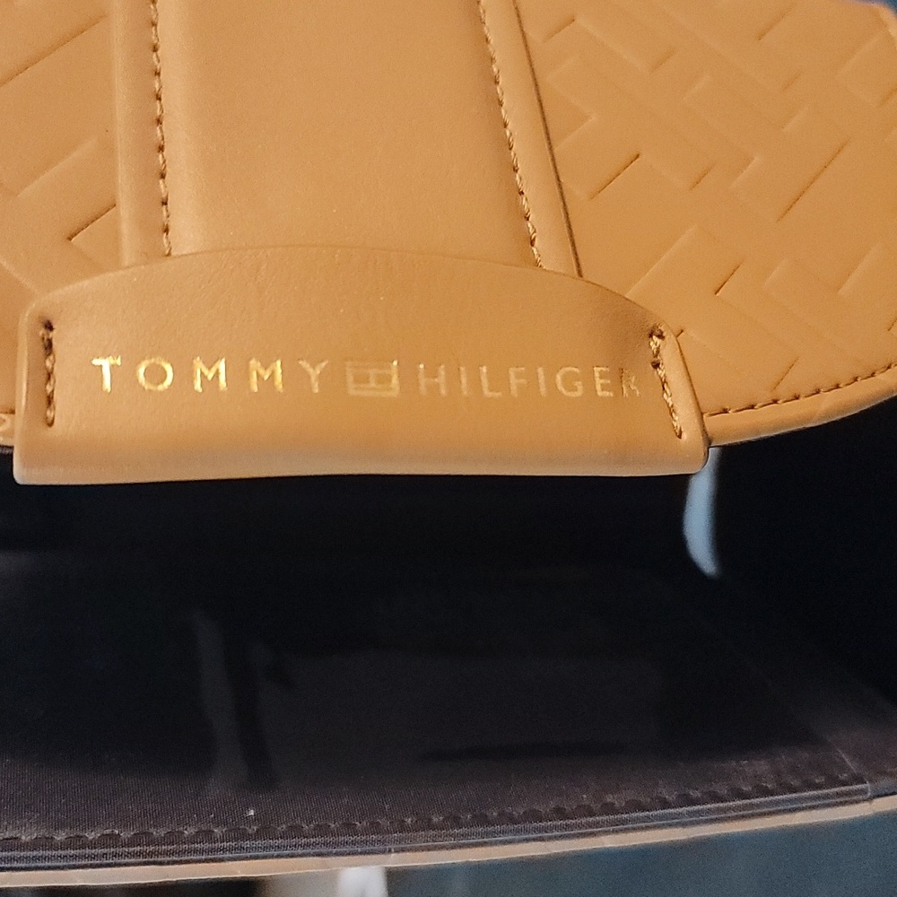 Tommy Hilfiger tan clutch wallet
